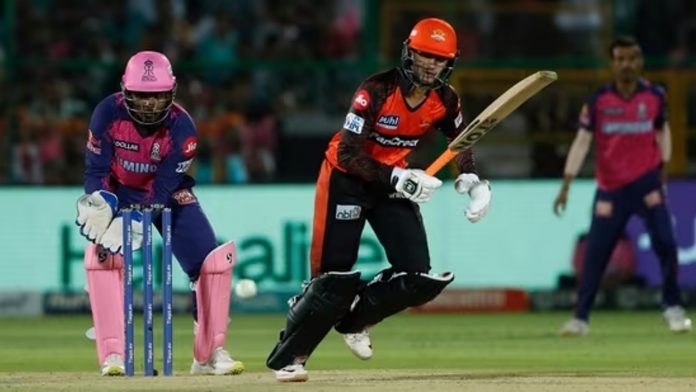 Samad hits a six following a no-ball to give Sunrisers Hyderabad a four-wicket victory