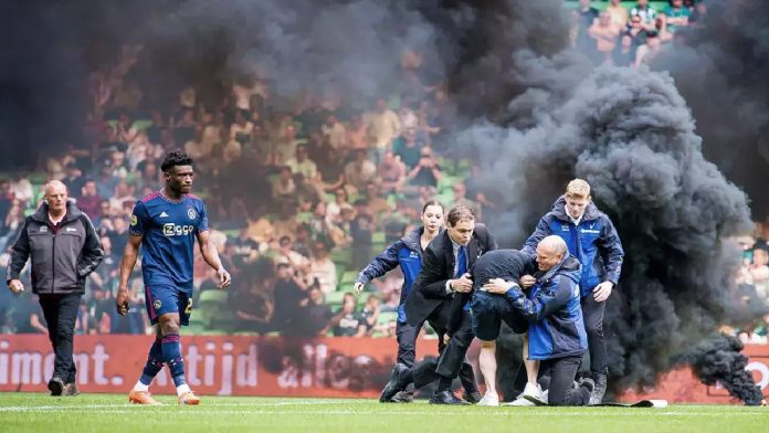 Smoke bombs were thrown into the field during Ajax's game in the Dutch League