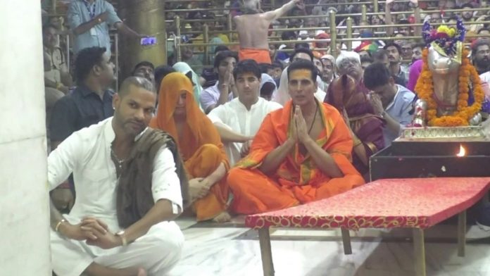 Shikhar Dhawan and Akshay Kumar visit Ujjain's Mahakal Temple