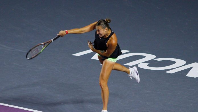 In the WTA Finals semis, No. 2 Iga Swiatek defeats No. 1 Aryna Sabalenka
