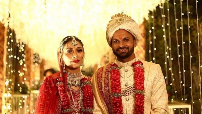 The Indian bowler Mukesh Kumar marries Divya Singh, and the photos and videos go viral
