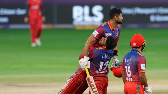 Sikandar Raza in ILT20 smashes a six off the final ball