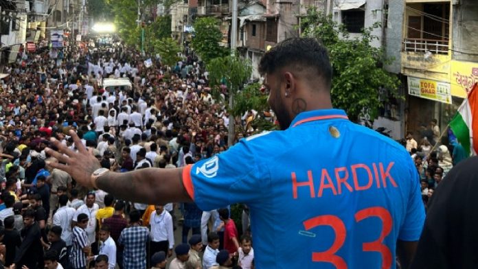 Hardik pandya grand welcome in his hometown