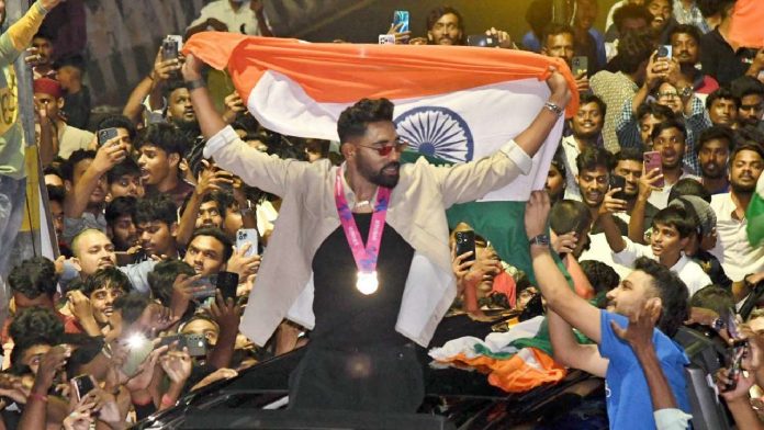 Mohammed Siraj Arrives in Hyderabad and Is Greeted with welcome by Fans